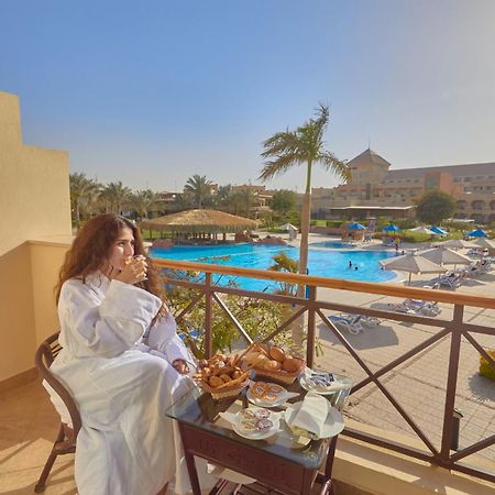 Swiss Inn Pyramids Golf Resort 6th of October City Exterior photo