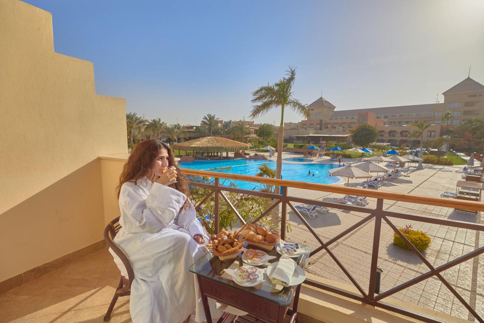 Swiss Inn Pyramids Golf Resort 6th of October City Exterior photo